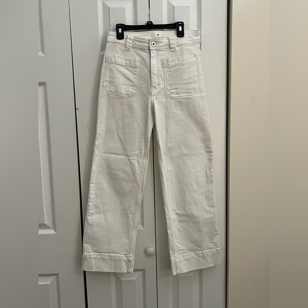 Woman’s white H & M trendy jeans (4)